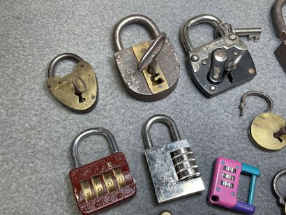 Ensemble de cadenas ancien et mètre ruban...