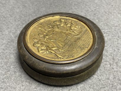 Boite ronde en corne avec médaille souvenir...