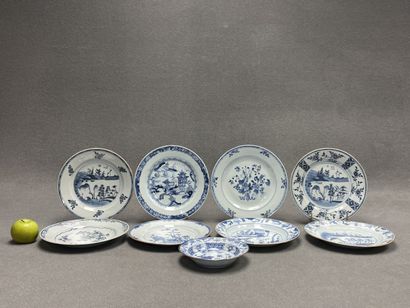 Ensemble de huit assiettes en porcelaine...