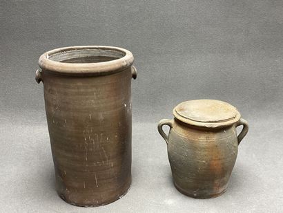 Grand pot à saler en grès et un autre plus...