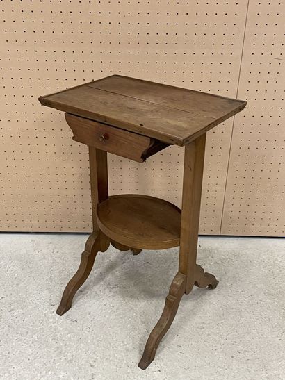 Petite table à plateau rectangulaire et tablette...