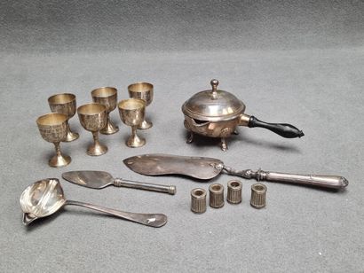 Ensemble de métal argenté: six coquetiers...
