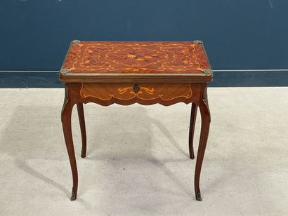 Table à jeux, formant écritoire et coiffeuse,...