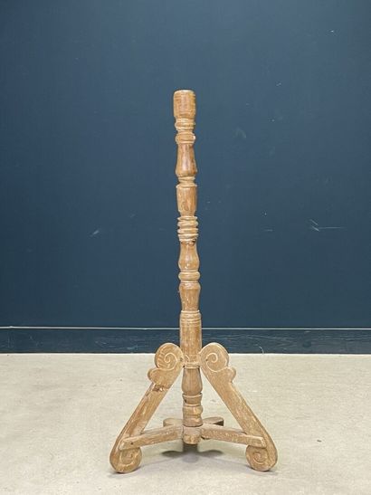 Trépied en bois. 
H. :138 cm.