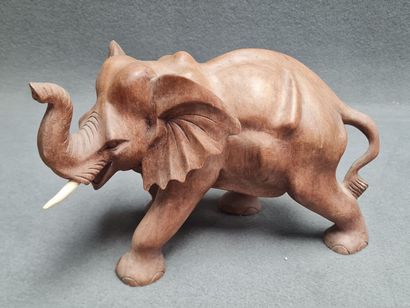 Deux éléphants en bois sculpté modernes
Manque...