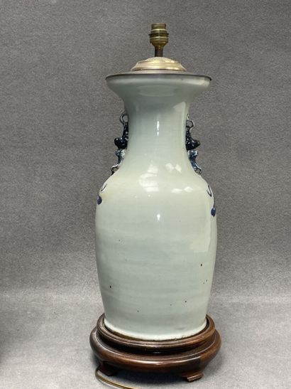 Deux lampes en porcelaine de Chine sur socle...