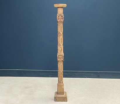 Colonne en bois sculpté. 
H. :144 cm.