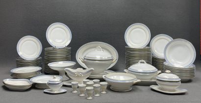 Partie de service de table en porcelaine...