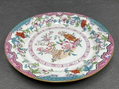 MINTON.
Plat et assiette en faience anglaise....