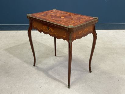Table à jeux, formant écritoire et coiffeuse,...