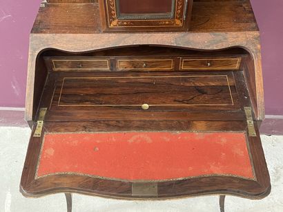 Bureau de pente surmonté d'une petite vitrine,...