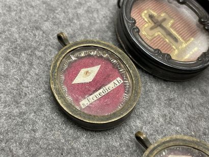 Reliquaire et six reliquaires miniatue. 
25...