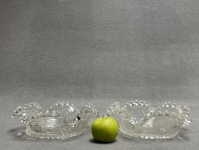 Deux coupes à fruits en verre moulé. 
H....