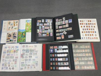 Cinq albums de timbres