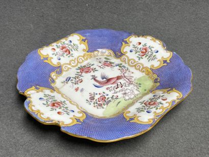MINTON.
Plat et assiette en faience anglaise....