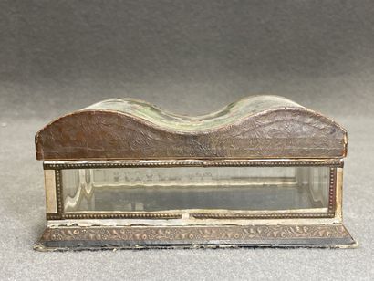 Boite en verre et glace, ornée de papiers...