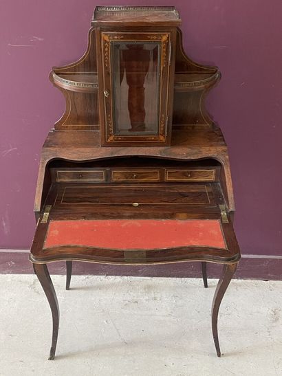 Bureau de pente surmonté d'une petite vitrine,...