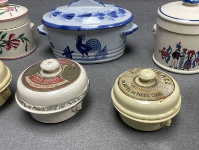 Ensemble de 13 terrines en faience, principalement...
