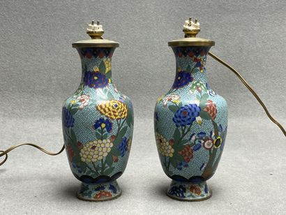 Deux vases en émaux cloisonnés monté en lampe
Japon...