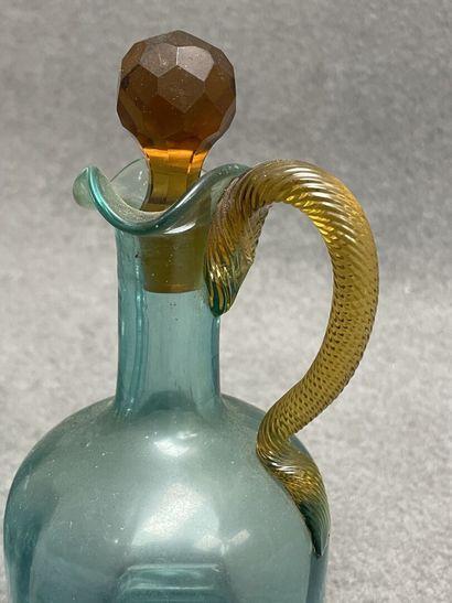 Deux carafes et cinq verres à liqueur en...