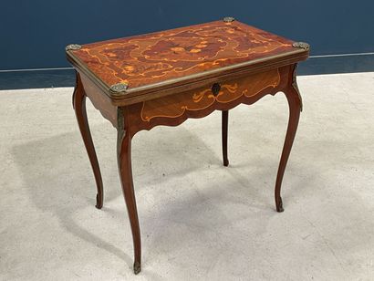 Table à jeux, formant écritoire et coiffeuse,...