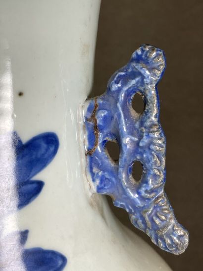 Deux lampes en porcelaine de Chine sur socle...