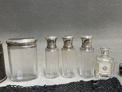 Lot comprenant: 
Flacon en verre gravé, quatre...