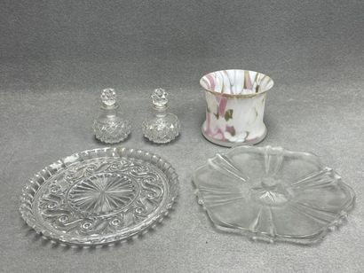 Lot de verrerie: 
Deux plats à gâteaux, paire...