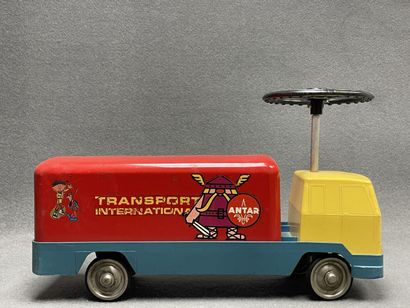 Kiddicraft, France. 
Camion-pousseur enfant...