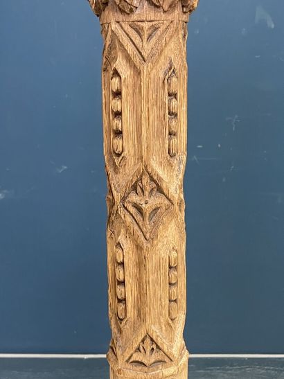 Colonne en bois sculpté. 
H. :144 cm.