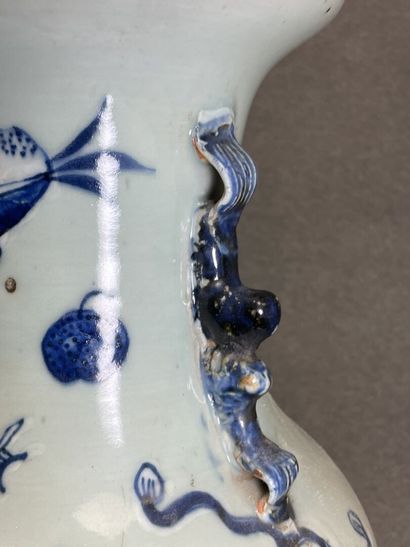 Deux lampes en porcelaine de Chine sur socle...