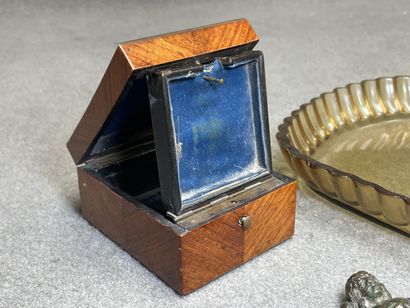 Lot comprenant: 
Centre de table en verre,...