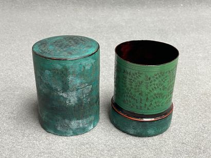 Lot comprenant: 
Boite cylindrique en bois...