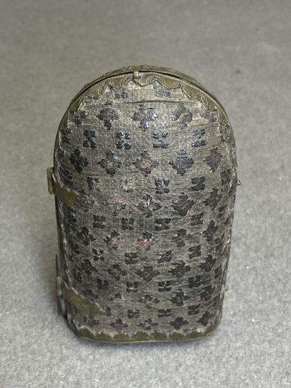 Reliquaire en tissu gaufré et laiton
14 x...