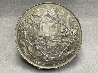 Bas-relief en bronze à décor de scène antique....