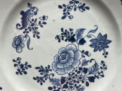 Chine XVIII° Paire d'assiettes en porcelaine...