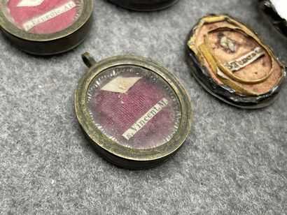 Reliquaire et six reliquaires miniatue. 
25...