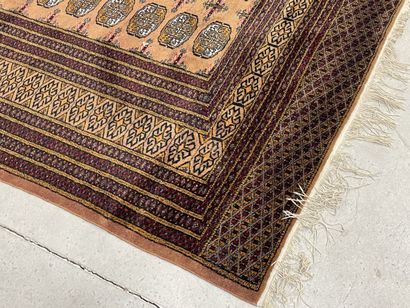 Tapis d' Orient
265 x 190 cm.