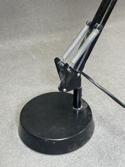 Lampe de bureau articulée. 
H. :56 cm.