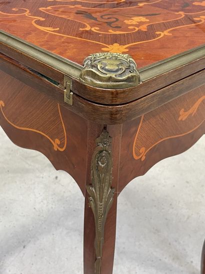 Table à jeux, formant écritoire et coiffeuse,...