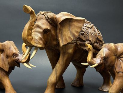 Trois Statuettes d'Eléphants, 
en bois exotique...