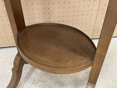 Petite table à plateau rectangulaire et tablette...