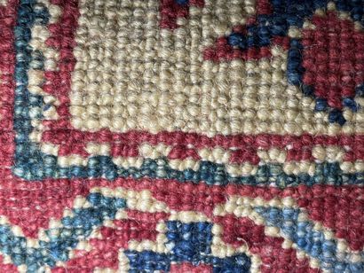 Tapis d'Orient 
235 x 190 cm.