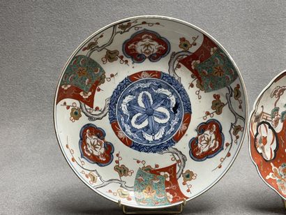Asie. 
Deux assiettes en porcelaine Imari....