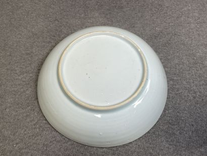 Deux assiettes et une coupelle en porcelaine...