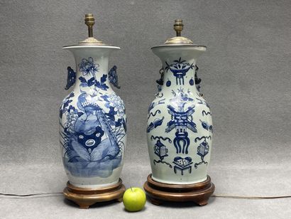Deux lampes en porcelaine de Chine sur socle...