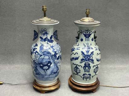 Deux lampes en porcelaine de Chine sur socle...