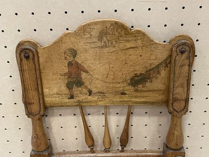 Fauteuil d'enfant en bois, décor gravé de...