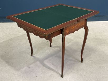 Table à jeux, formant écritoire et coiffeuse,...