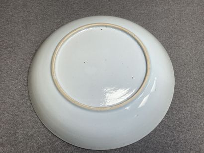 Deux assiettes et une coupelle en porcelaine...